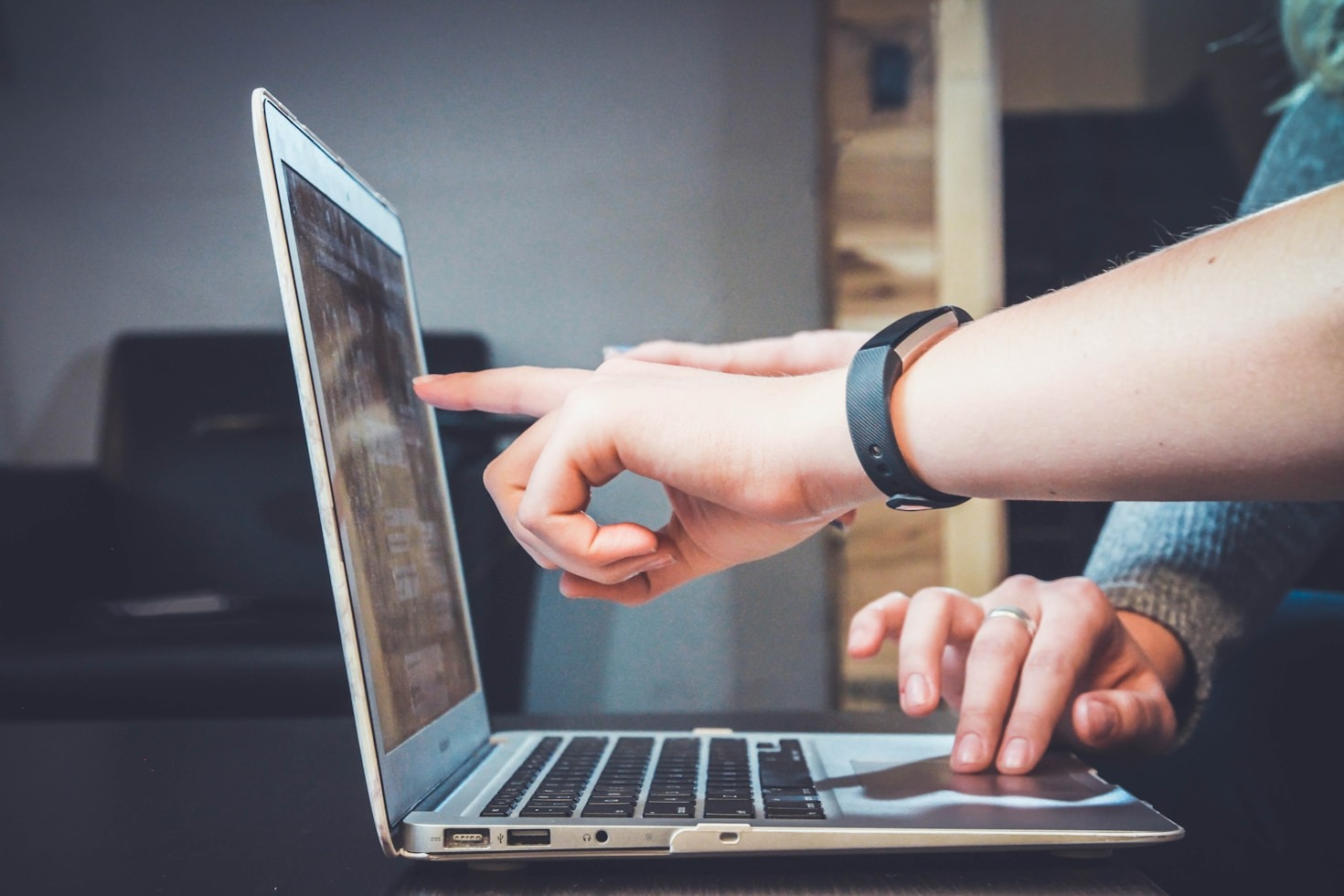 Top Benefits of Combining Online and Practical Learning